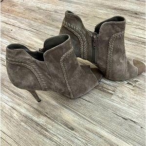 Womens Vince Camuto Suede Gray Open Toe Bootie Heels Sz 9